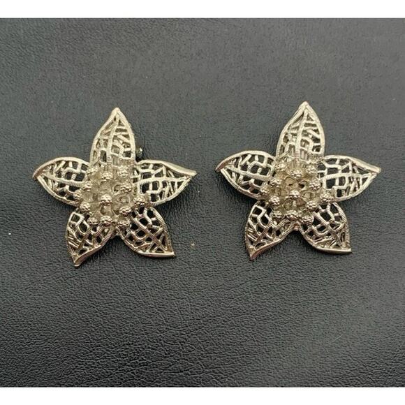 Vintage Beautiful Silver Tone Flower Clip On Earrings - Picture 1 of 5